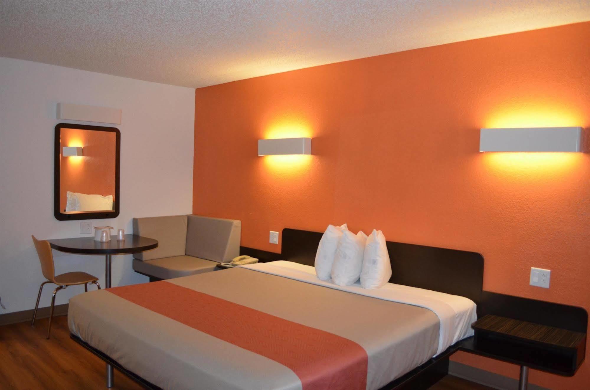 Motel 6 - Newest - Ultra Sparkling Approved - Chiropractor Approved Beds - New Elevator - Robotic Massages - New 2023 Amenities - New Rooms - New Flat Screen Tvs - All American Staff - Walk To Longhorn Steakhouse And Ruby Tuesday - Book Today And Sav Kingsland Exterior foto